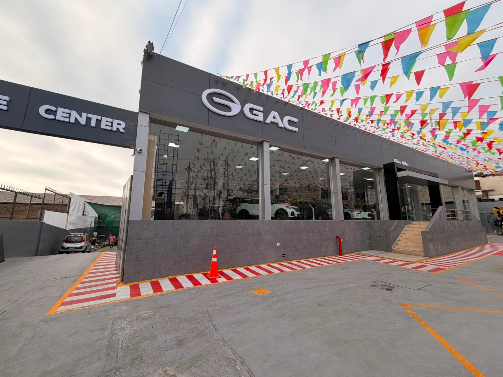 Fachada del local GAC China Miles en Av. Colonial 2022